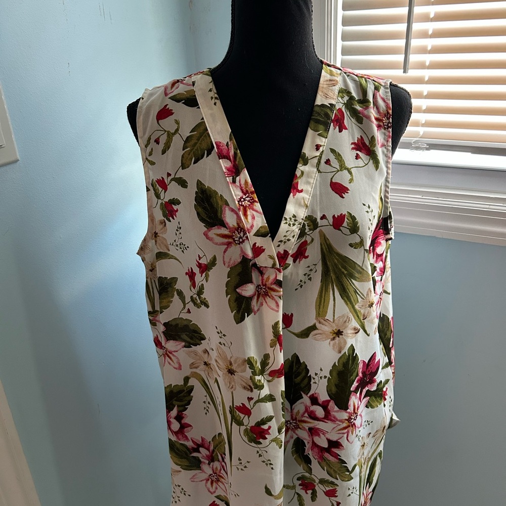 Violet & Claire White Floral Sleeveless Blouse